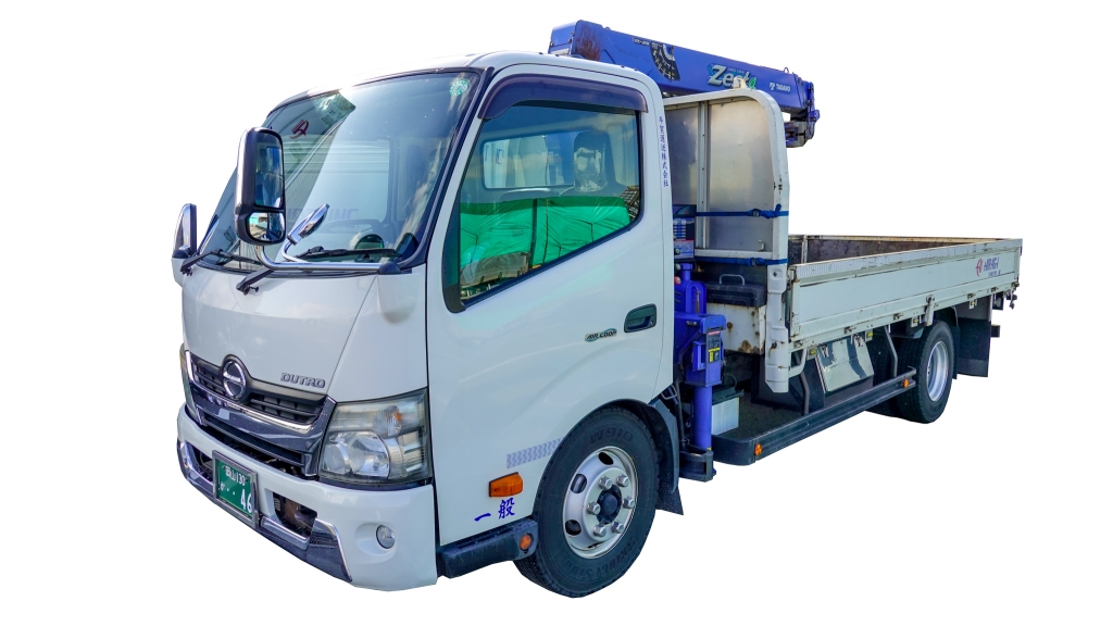 中型クレーン付きトラックドライバー